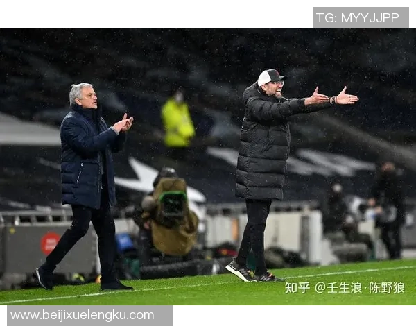 舒梅切尔赛后与拉门斯拥抱共庆曼联双红会胜利再创辉煌